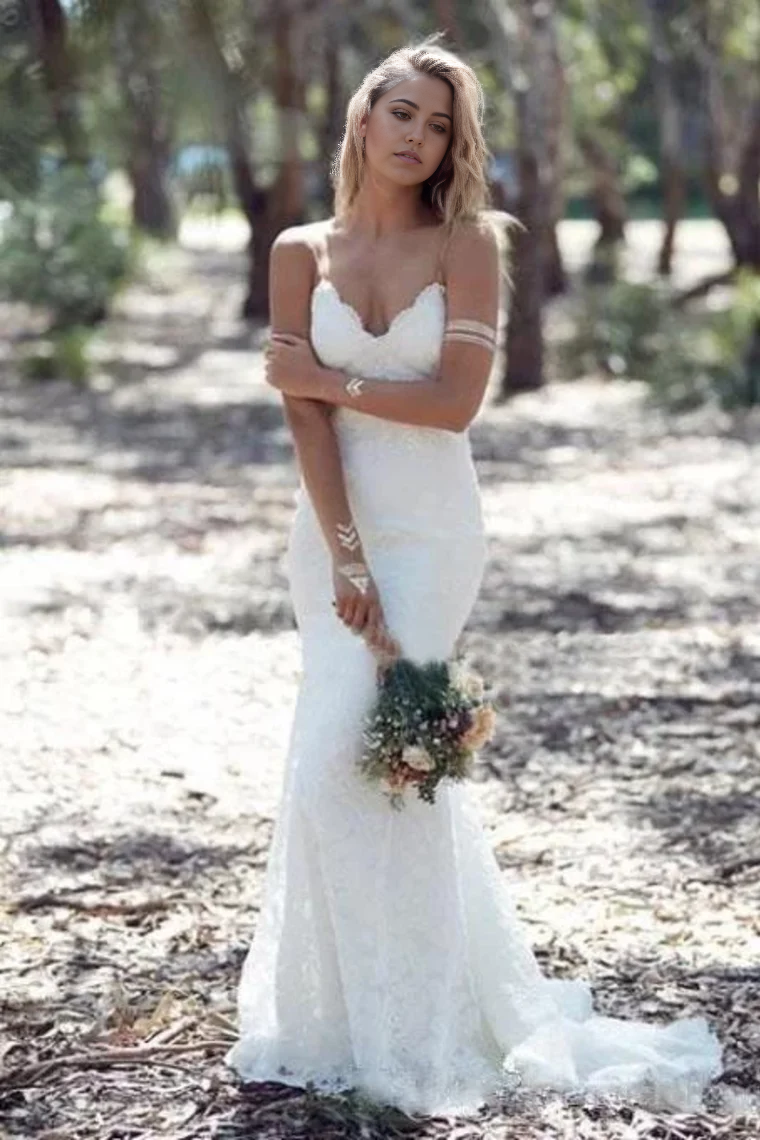 Vestidos de novia color marfil con escote en V y tirantes finos de sirena